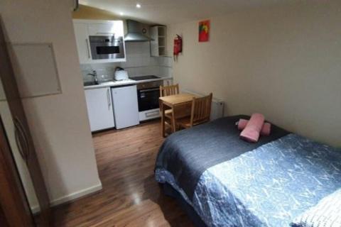 Studio to rent, High Road