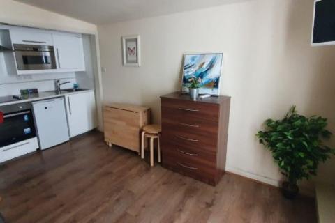 Studio to rent, High Road