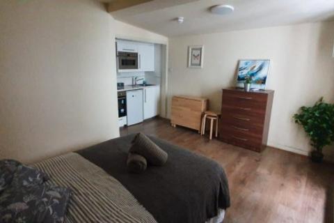 Studio to rent, High Road