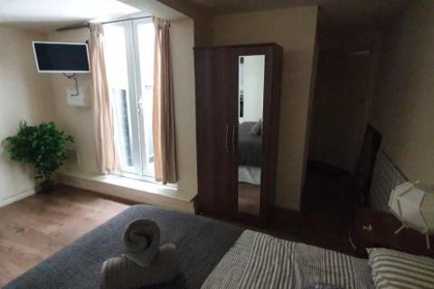 Studio to rent, High Road