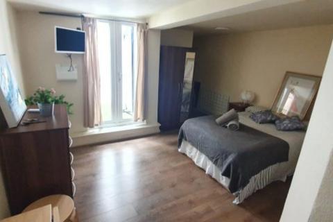 Studio to rent, High Road