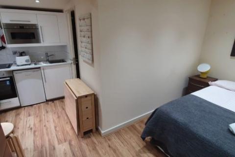 Studio to rent, High Road