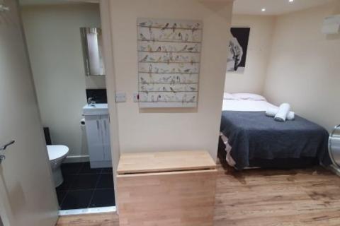 Studio to rent, High Road