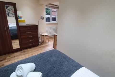 Studio to rent, High Road