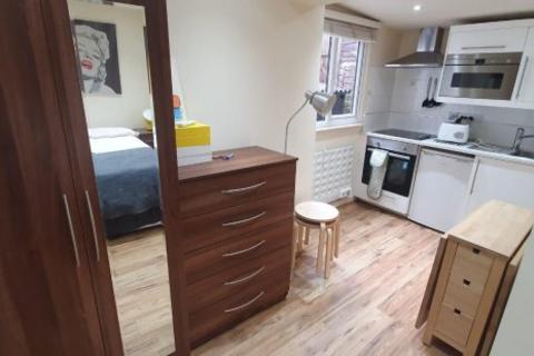Studio to rent, High Road