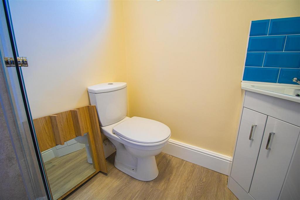 Bathroom (Toilet, Sink &amp; Shower)