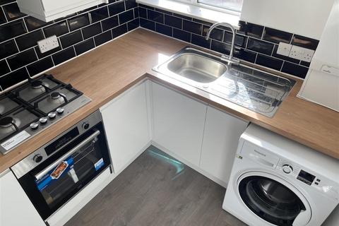 2 bedroom flat to rent, Madeira Grove, Woodford Green
