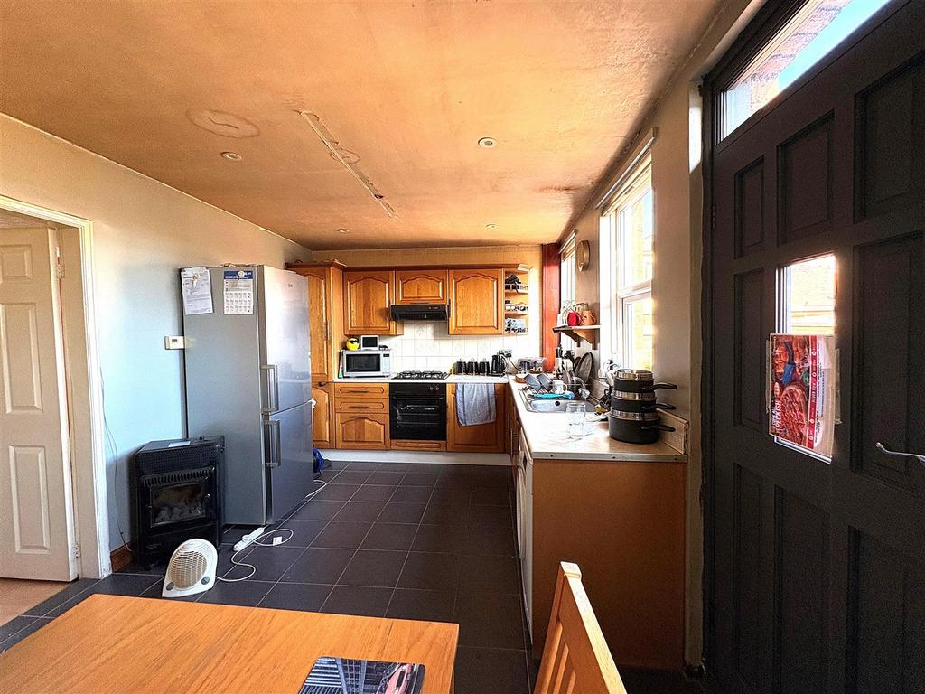 Kitchen 2.jpg