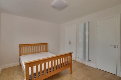 1 bedroom in a house share to rent, Northolt, UB5