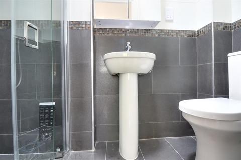 1 bedroom in a house share to rent, Northolt, UB5