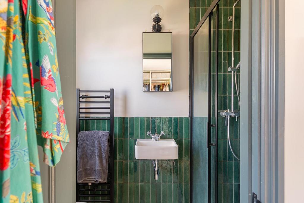 4 U3 SRBN - Ensuite B.jpg