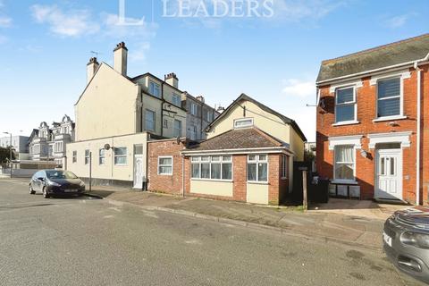 2 bedroom flat to rent, Orwell Road, CO15