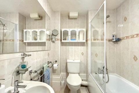 2 bedroom flat for sale, Upperton Gardens, Eastbourne