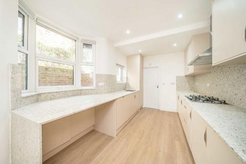 3 bedroom house to rent, Maybury Street, London SW17