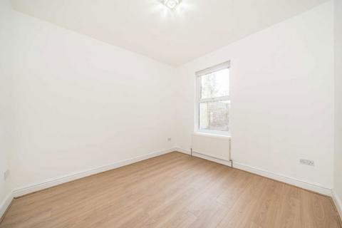 3 bedroom house to rent, Maybury Street, London SW17