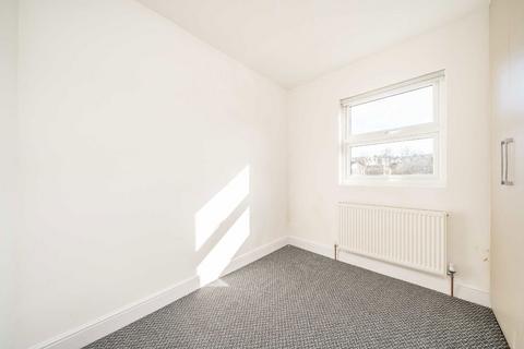3 bedroom house to rent, Maybury Street, London SW17