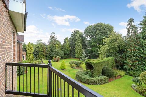 2 bedroom flat to rent, Oatlands Drive, Weybridge KT13