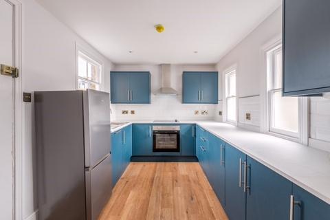 3 bedroom flat to rent, Chessington Road, Epsom KT17
