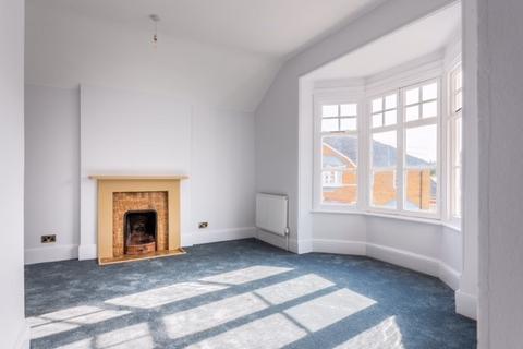 3 bedroom flat to rent, Chessington Road, Epsom KT17