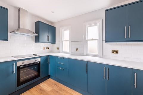 3 bedroom flat to rent, Chessington Road, Epsom KT17
