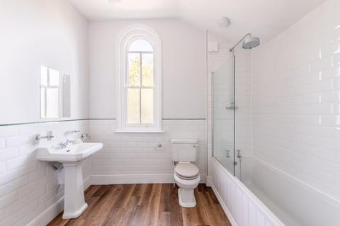 3 bedroom flat to rent, Chessington Road, Epsom KT17