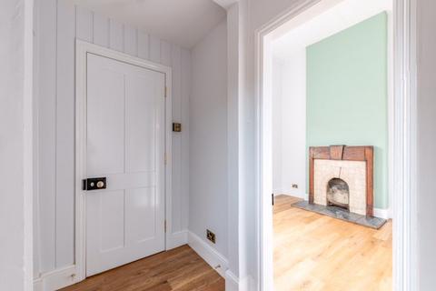 3 bedroom flat to rent, Chessington Road, Epsom KT17