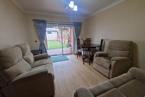 4 bedroom semi-detached house to rent, Greenford Road, UB6