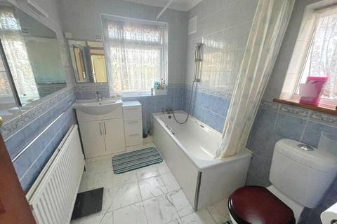 4 bedroom semi-detached house to rent, Greenford Road, UB6