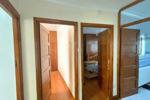 4 bedroom semi-detached house to rent, Greenford Road, UB6