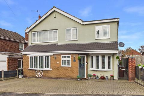 5 bedroom detached house for sale, Bardfield Gardens, Rise Park, Nottingham