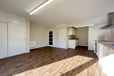 3 bedroom bungalow to rent, The Chestnuts, Wootton St Lawrence