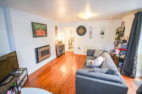 undefined, Rocama Terrace*Ideally Located*Close to Train Station* Beautifully Presented*Parking*
