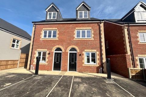 3 bedroom townhouse to rent, Wagtail Road, Downham Market