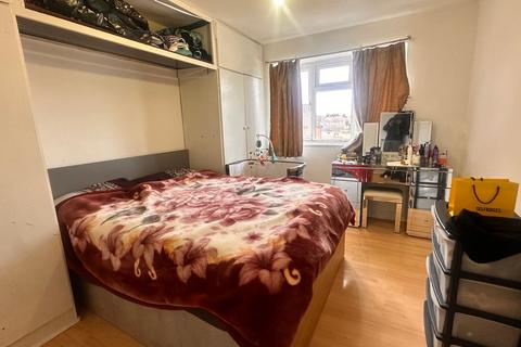 2 bedroom maisonette for sale, Staines Road, Feltham, TW14