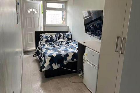 1 bedroom flat to rent, Buckingham Avenue, Feltham TW14