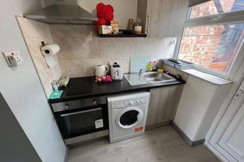1 bedroom flat to rent, Buckingham Avenue, Feltham TW14