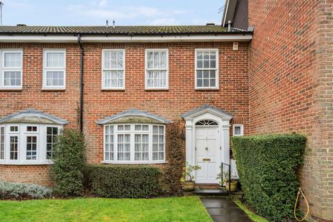 Olwen Mews, Pinner HA5