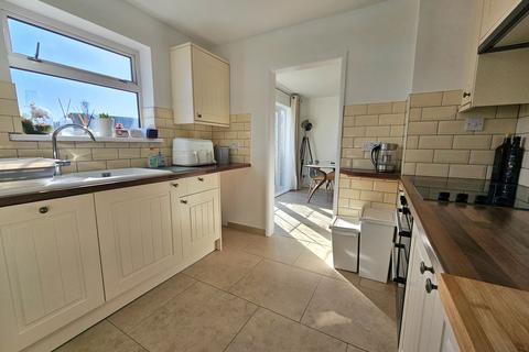 3 bedroom semi-detached house to rent, Northdown Close, Newhaven