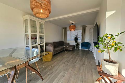 3 bedroom semi-detached house to rent, Northdown Close, Newhaven