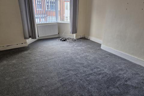 3 bedroom flat to rent, Emlyn Road South Shields NE34 0PG