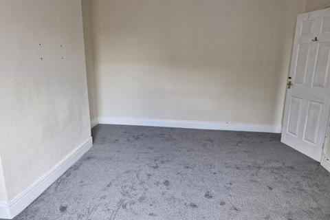 3 bedroom flat to rent, Emlyn Road South Shields NE34 0PG