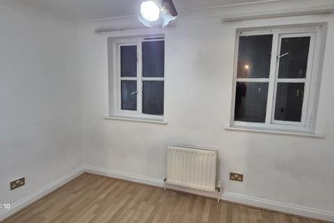 2 bedroom house to rent, Rowan Close, Ilford IG1