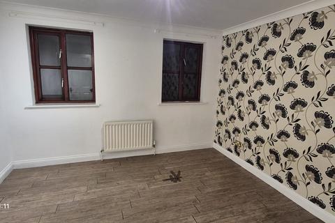 2 bedroom house to rent, Rowan Close, Ilford IG1