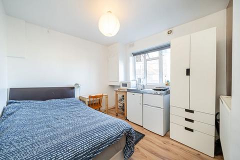 Studio to rent, The Grange Estate, London N2