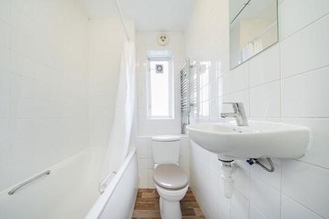 Studio to rent, The Grange Estate, London N2