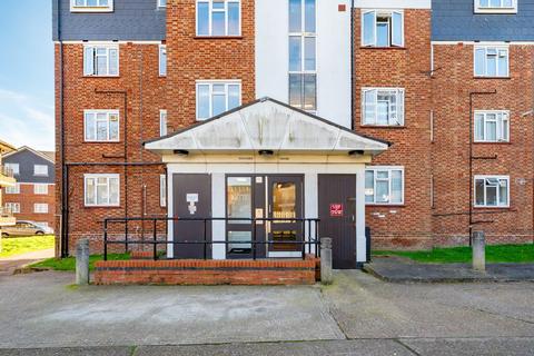 Studio to rent, The Grange Estate, London N2