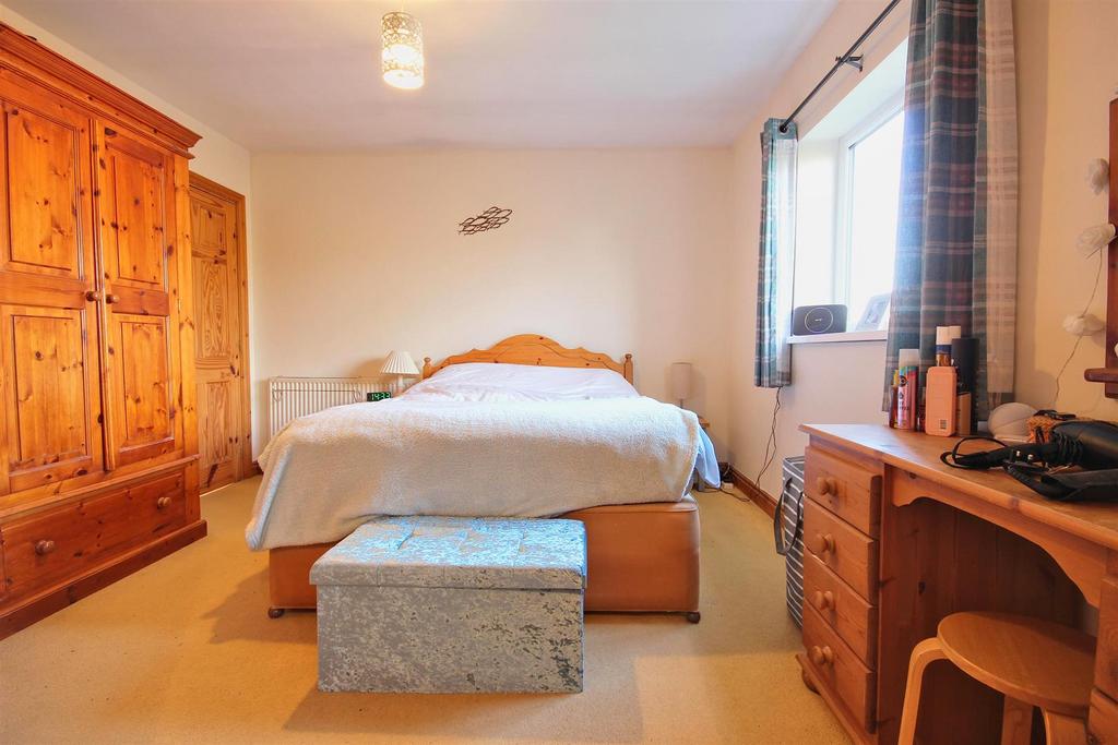 Master bedroom 1 (rear)
