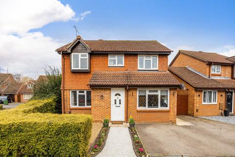 4 bedroom detached house to rent, Regency Gardens, WALTON-ON-THAMES, KT12
