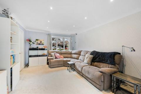 4 bedroom detached house to rent, Regency Gardens, WALTON-ON-THAMES, KT12