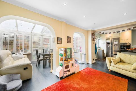 4 bedroom detached house to rent, Regency Gardens, WALTON-ON-THAMES, KT12